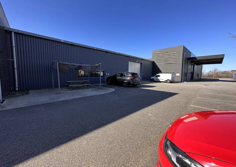 location entrepôt 2058 m²