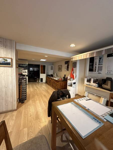 À vendre : local commercial polyvalent de 515 m² avec vitrine, dépôt, bureaux et logement indépendant à Toulouse Lardenne – Terrasse, patio et cour – Emplacement stratégique