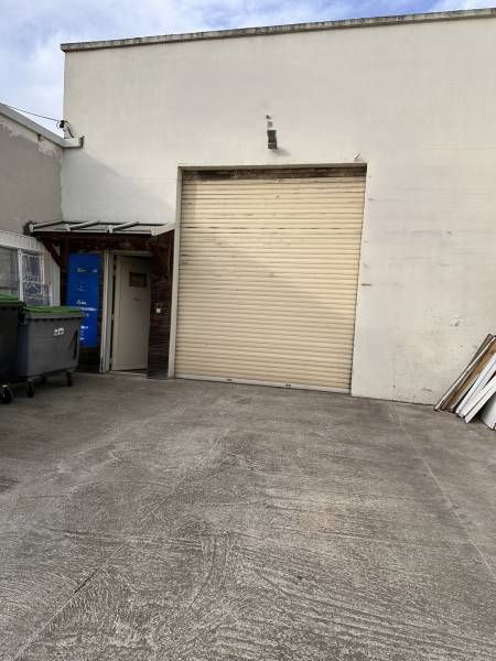 À vendre : local commercial polyvalent de 515 m² avec vitrine, dépôt, bureaux et logement indépendant à Toulouse Lardenne – Terrasse, patio et cour – Emplacement stratégique